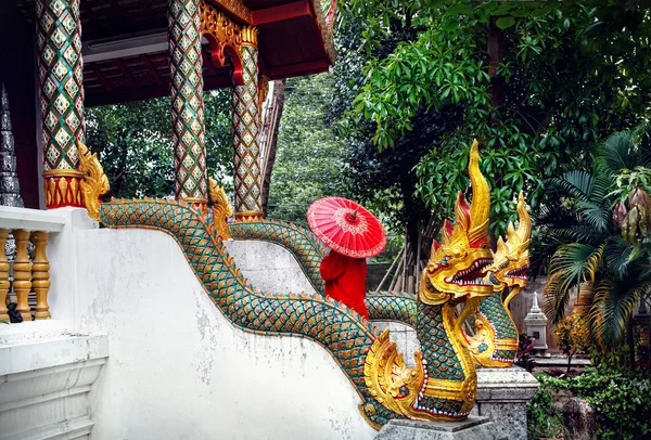 タイ北部の寺院で女性 — ストック写真