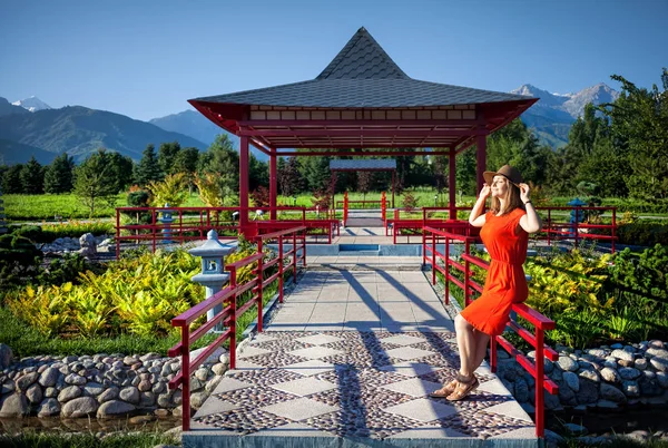 Tourist im japanischen Garten — Stockfoto