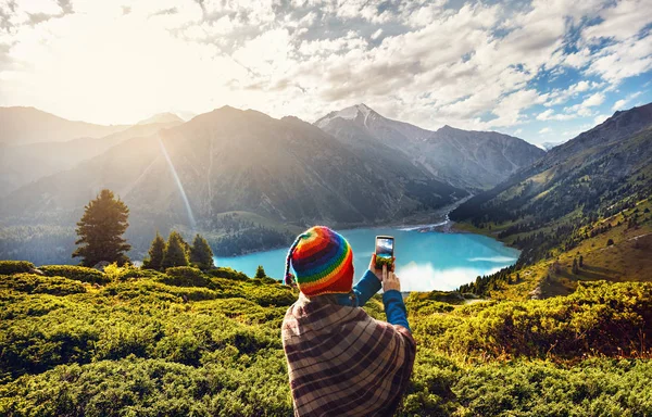 Mulher turística em chapéu de arco-íris nas montanhas — Fotografia de Stock
