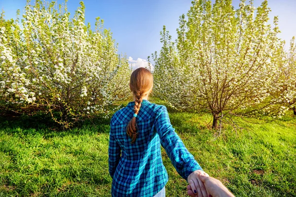 Par i körsbärsblom trädgård — Stockfoto