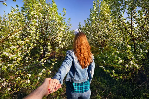 Par i körsbärsblom trädgård — Stockfoto