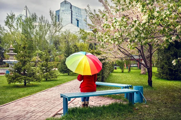 Şehir Parkı kadında bahar zaman — Stok fotoğraf
