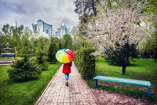 Mujer en City Park en primavera — Foto de Stock