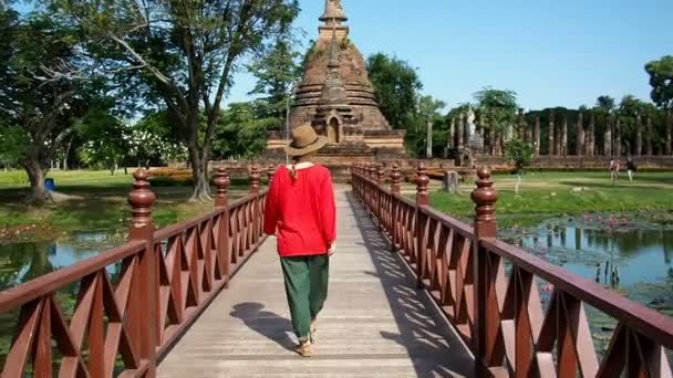 Турист на древних руинах Таиланда — стоковое видео