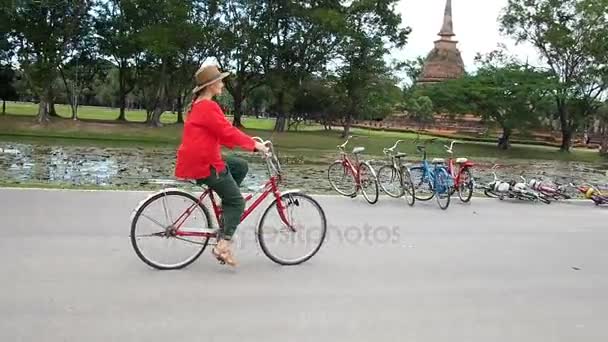 Frau mit Fahrrad nahe Ruinen in Thailand — Stockvideo