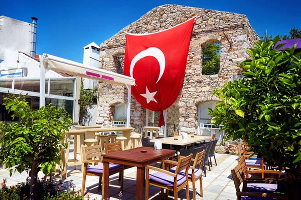 Restaurant met Turkse rode vlag — Stockfoto
