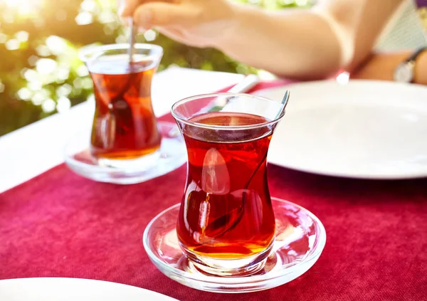 Турецкий чай в ресторане — стоковое фото