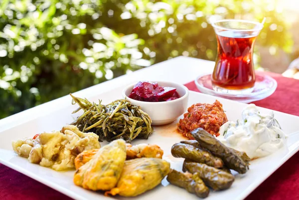 Turecký čaj a meze v restauraci — Stock fotografie