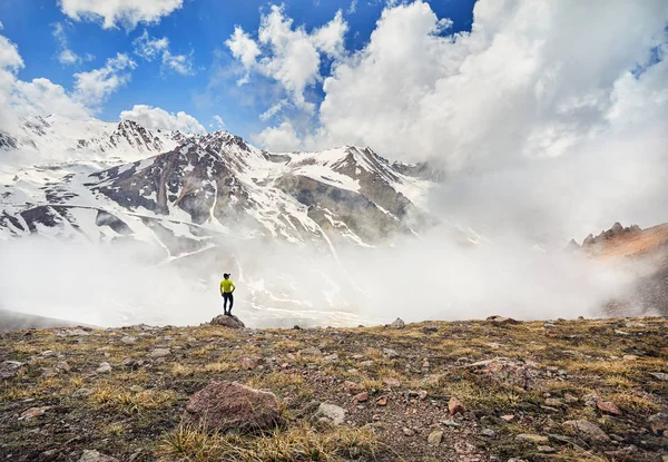 高山上的旅游者 — 图库照片