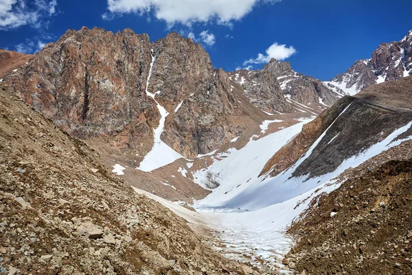 Besneeuwde berglandschap — Stockfoto