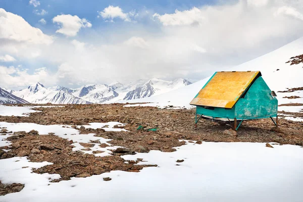 Bellissimo paesaggio di montagne innevate — Foto Stock