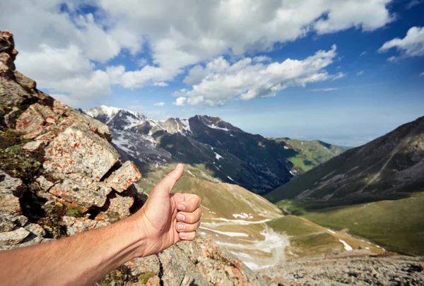 Člověk objeví palec v horách — Stock fotografie