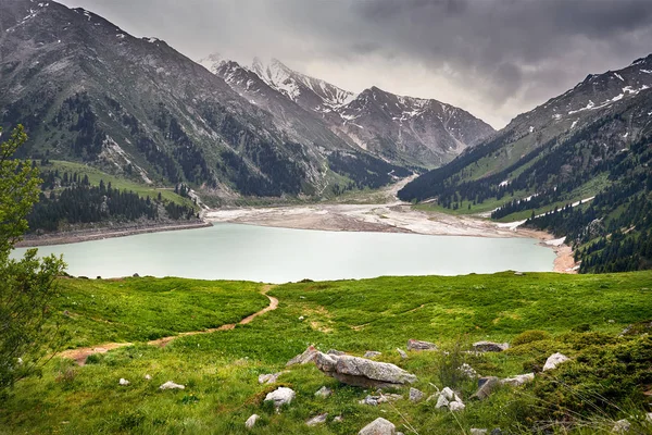 Dağ gölünün güzel manzarası — Stok fotoğraf