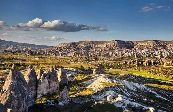 Vackra landskapet i Cappadocia dalen — Stockfoto