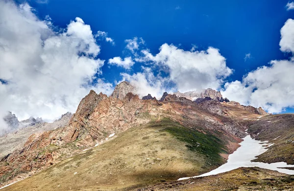 Vackra landskap med snötäckta berg — Stockfoto