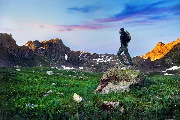 Turista en las montañas — Foto de Stock