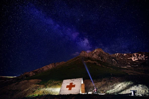 Silhouette dell'uomo in montagna con cielo notturno — Foto Stock