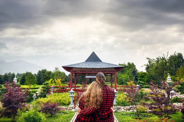 Casal romântico em pagode japonês — Fotografia de Stock