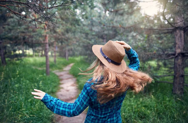 Schöne Frau im Wald — Stockfoto