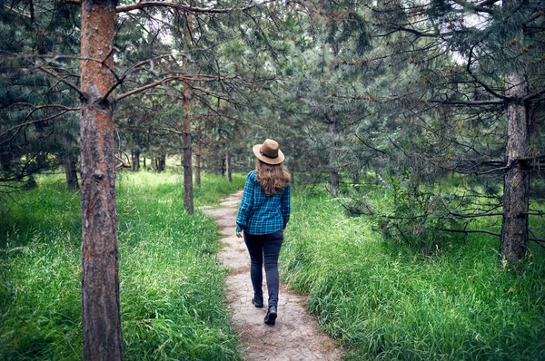 Bela mulher andando na floresta — Fotografia de Stock