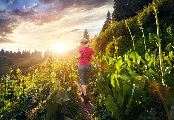 Hermosa chica deportiva en la montaña — Foto de Stock