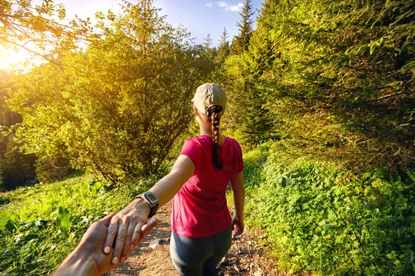 Sportliches Mädchen hält Mann im Berg — Stockfoto