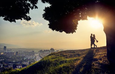 Gün batımı şehir manzaralı, Romantik Çift