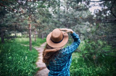 Ormandaki güzel kadın