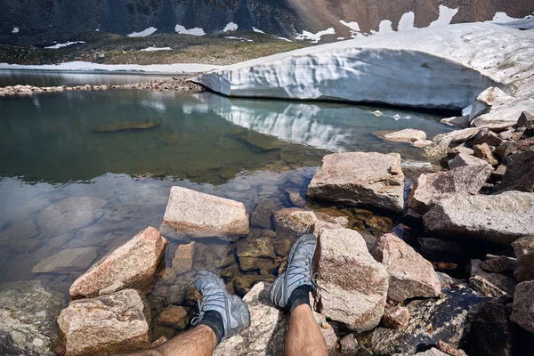 Toeristische zittend op de berg — Stockfoto