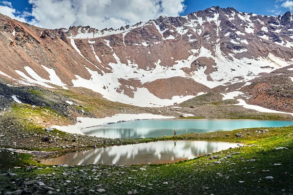 Tourist in the mountains — Stock Photo, Image