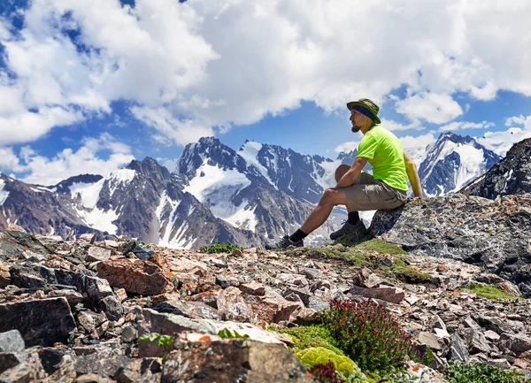 Turista en las montañas — Foto de Stock