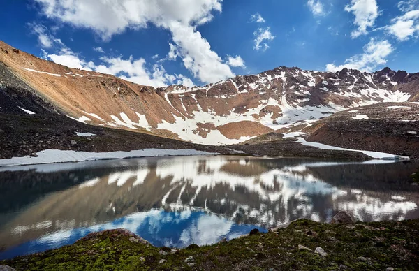 Beautiful landscape of snowy mountains — Stock Photo, Image