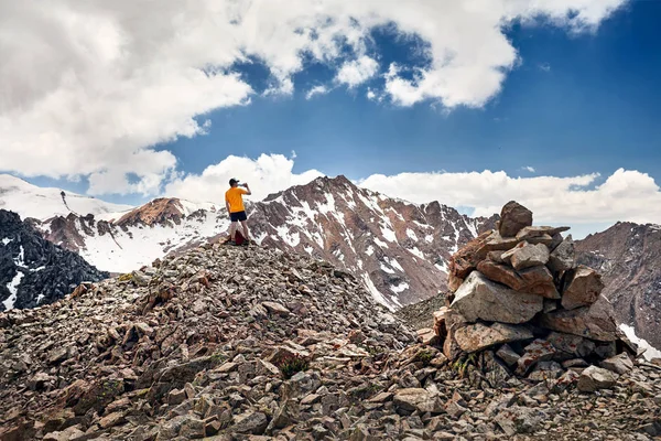 Turista in montagna — Foto Stock