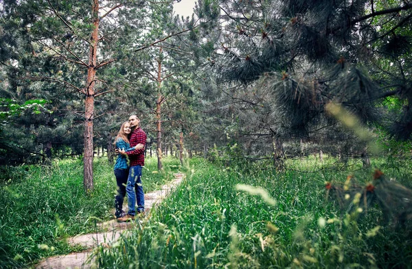 森の中の流行に敏感な若いカップル — ストック写真
