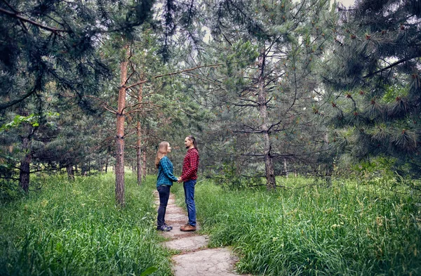 在森林里的年轻时髦夫妇 — 图库照片