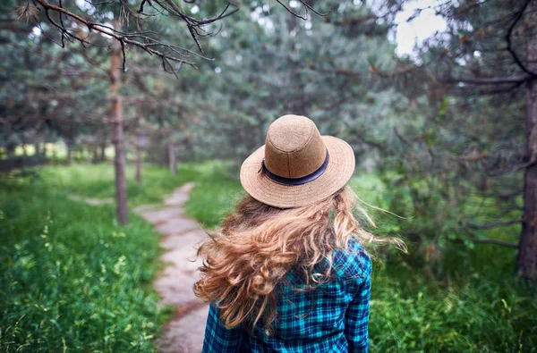 Beautiful woman in the forest — Stock Photo, Image