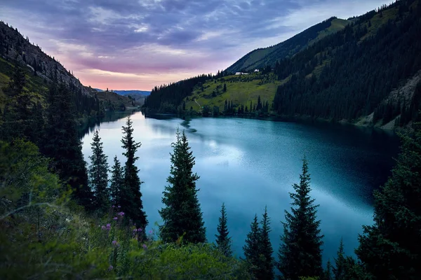Hermoso lago de montaña al atardecer —  Fotos de Stock