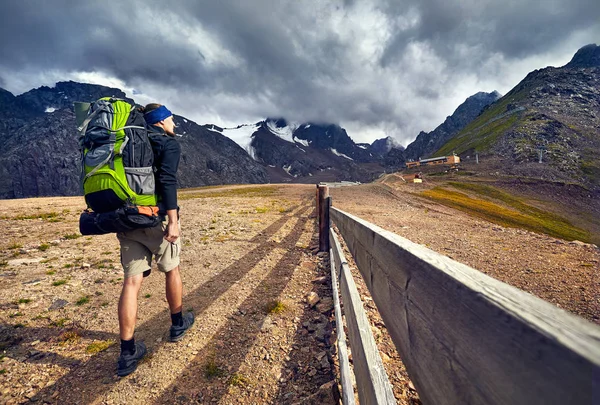 Turista in montagna — Foto Stock