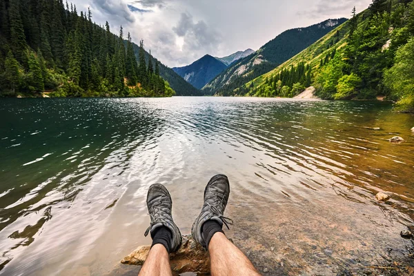 Turista na horské jezero — Stock fotografie