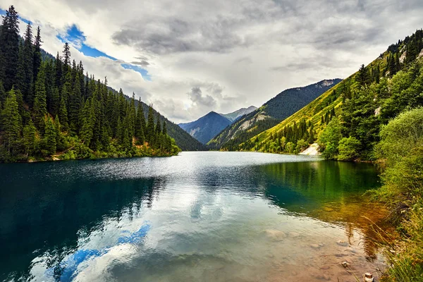 美丽的山湖 — 图库照片