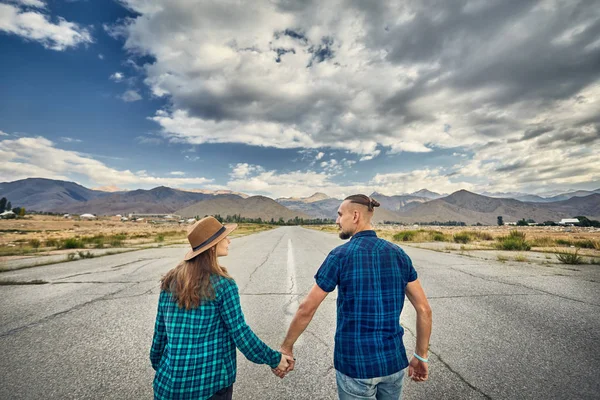 Hipster couple walking on the road — Stock Photo, Image