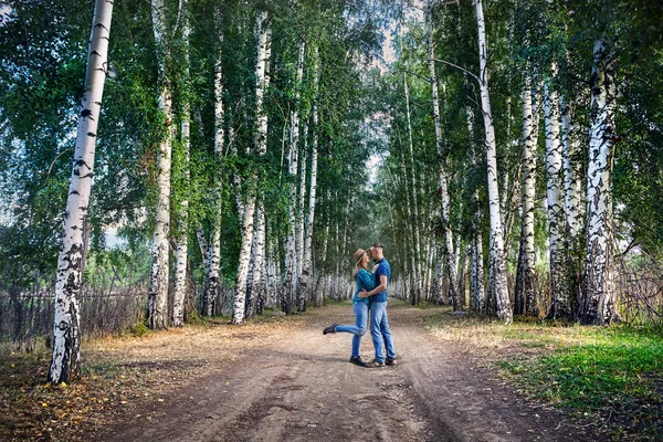 Hipster paar in de berken hout — Stockfoto