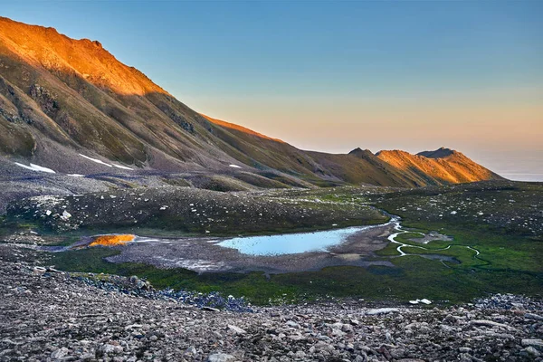 Dağların ve gölün güzel manzarası