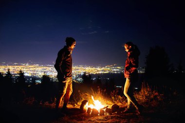 Yıldızlı gece kamp ateşi yanında Romantik Çift