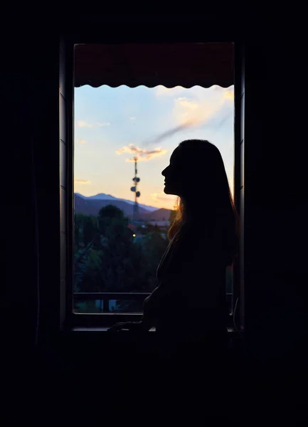 Жіночий силует біля вікна — стокове фото