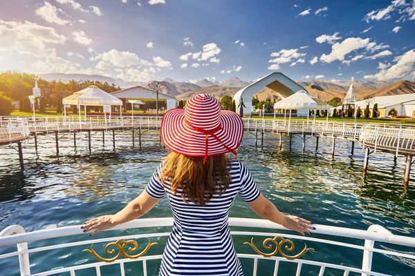 Vrouw aan het Issyk-Kul meer — Stockfoto