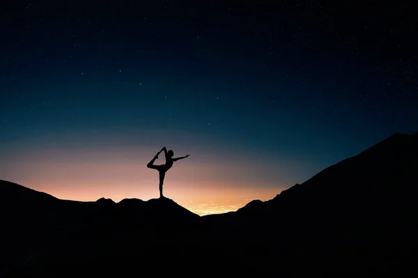 Hombre haciendo Yoga en el cielo nocturno — Foto de Stock