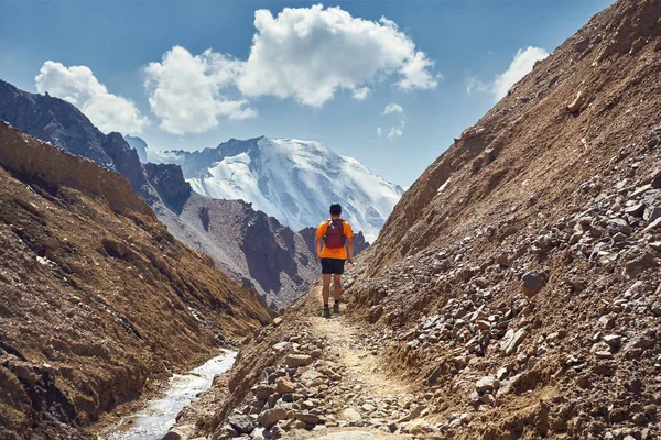 Turista in montagna — Foto Stock