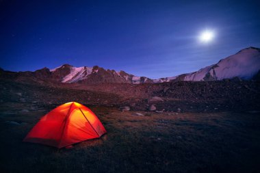 Turuncu çadır ışımalar gece gökyüzü altında 