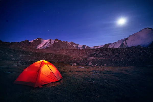 Turuncu çadır ışımalar gece gökyüzü altında 